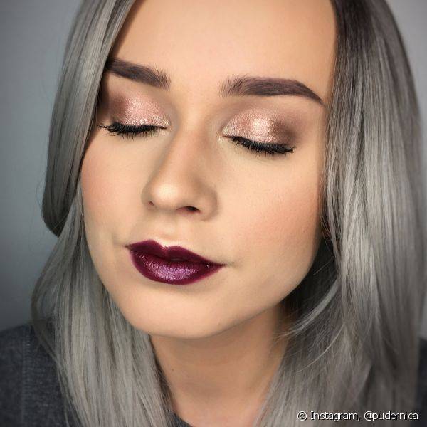 Equilibrar as cores na sombra e lábios com a maquiagem metalizada é a saída para um look elegante (Foto: Instagram @pudernica)